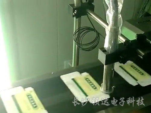 領達噴碼機配分頁機在制藥行業(yè)使用